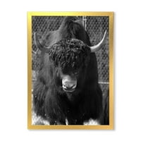 Designart 'Portret jednobojnog divljeg bika u zimskoj šumi II' Farmhouse uokvireni umjetnički tisak